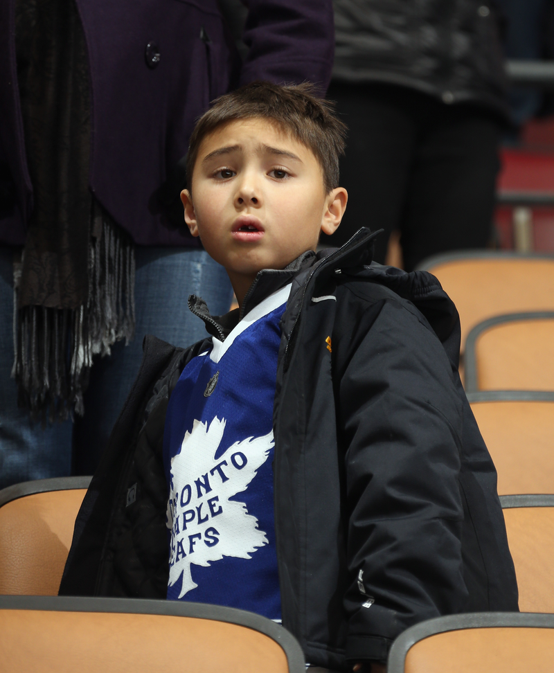 Illustration for article titled Fan Throws Jersey Onto Ice As Maple Leafs Get Blasted 9-2